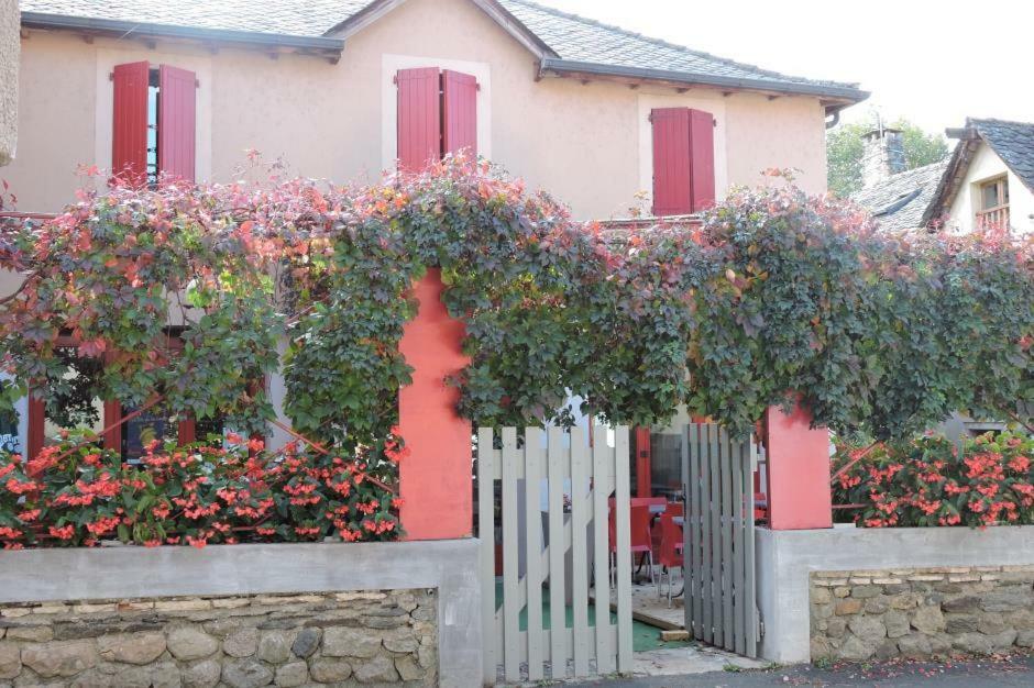 Hotel Les Vignes Rouges Ispagnac Exterior photo