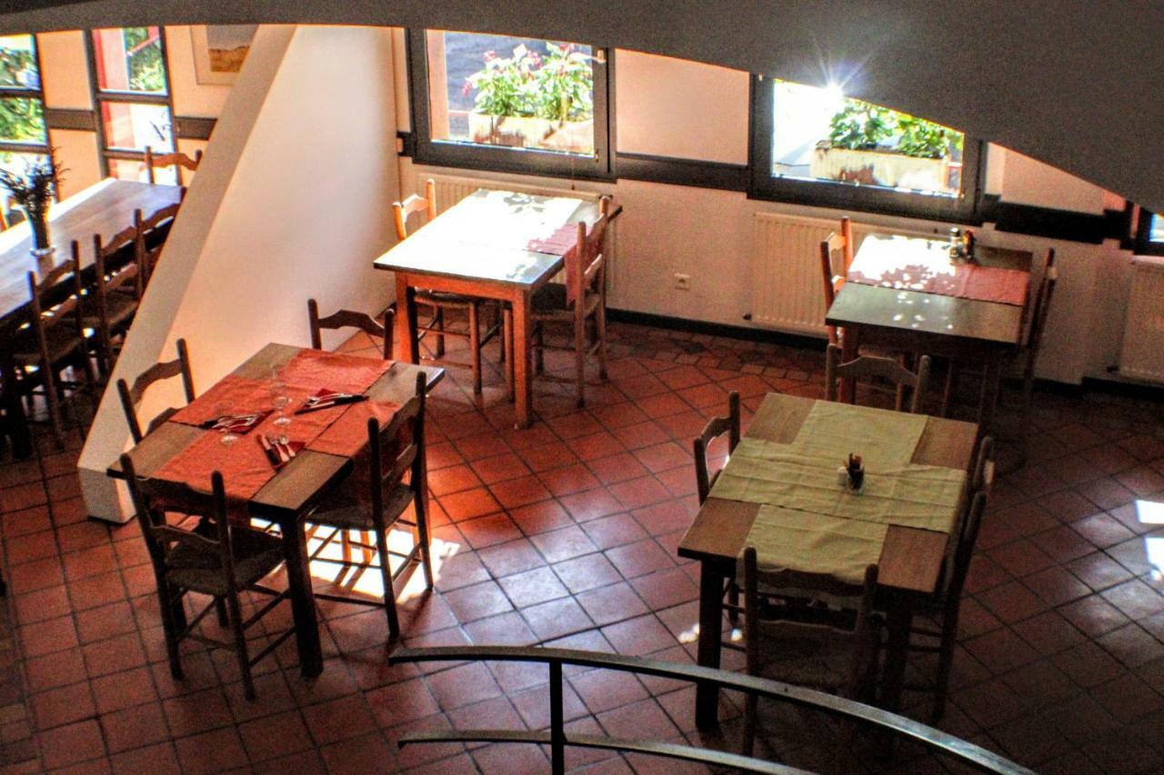 Hotel Les Vignes Rouges Ispagnac Exterior photo